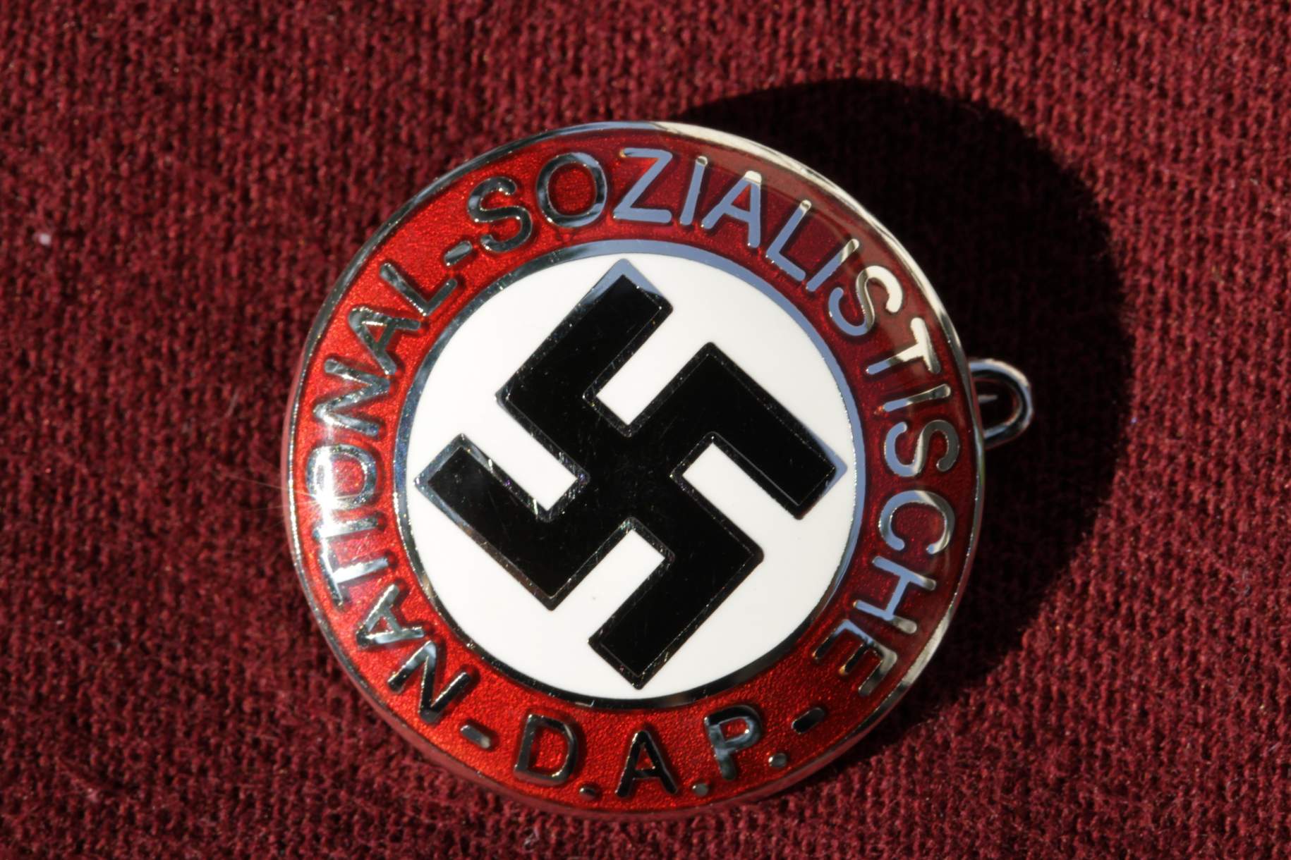 http://www.warrelics.eu/forum/attachments/nsdap-parteiabzeichen-forum/362172d1340452088-real-fake-nsdap-nazi-party-pin-badge-polish-badge-mcfake-024.jpg