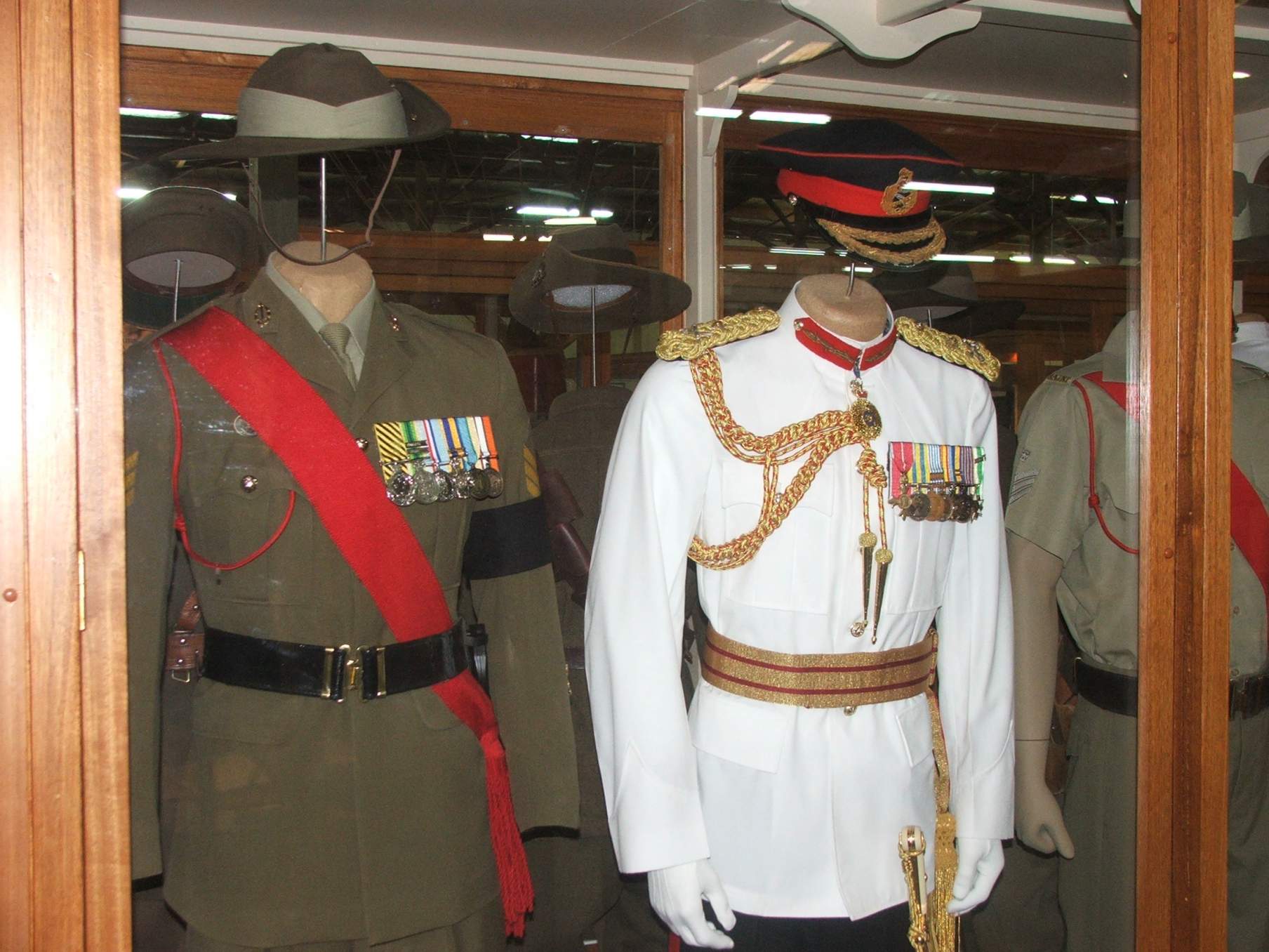 Australian WW1 & WW2 uniform displays Page 2