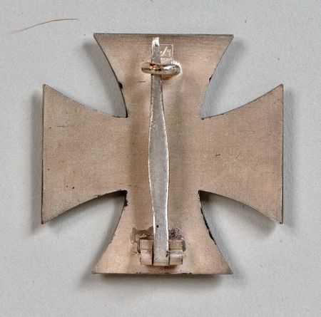 L/11 Eisernes Kreuz with Box and packet