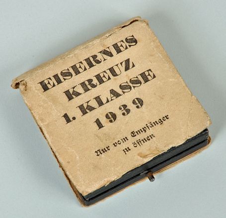 L/11 Eisernes Kreuz with Box and packet