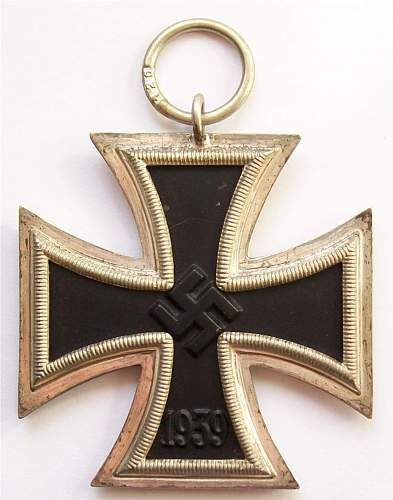 How do you tell the difference between an Eisernes Kreuz 1st class and an Eisernes Kreuz 2nd class?
