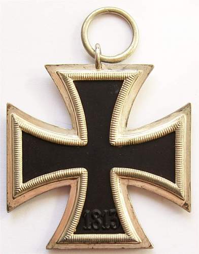 How do you tell the difference between an Eisernes Kreuz 1st class and an Eisernes Kreuz 2nd class?