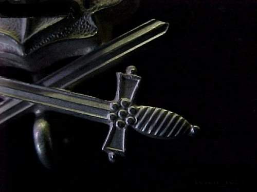 Eichenlaub mit Schwertern zum Ritterkreuz des Eisernen Kreuzes.