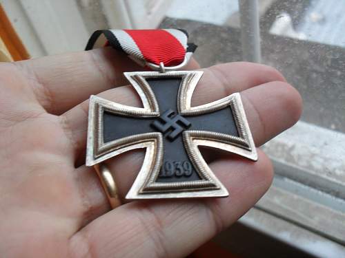 Is this Eisernes Kreuz real or fake? I need help, please!