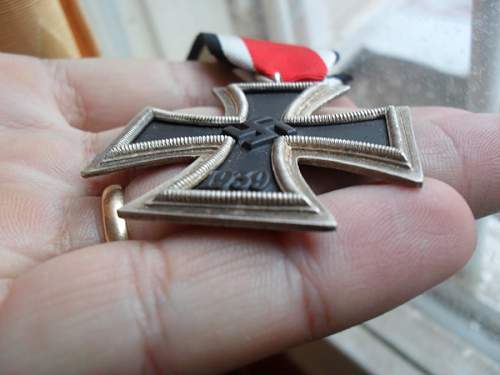 Is this Eisernes Kreuz real or fake? I need help, please!