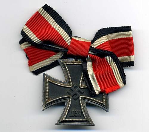 Eisernes Kreuz 2. Klasse Souval with 'female' ribbon ?