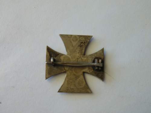 Eisernes Kreuz 1.Klasse, non magnetic, intact clasp identification help please. Is it a fake?