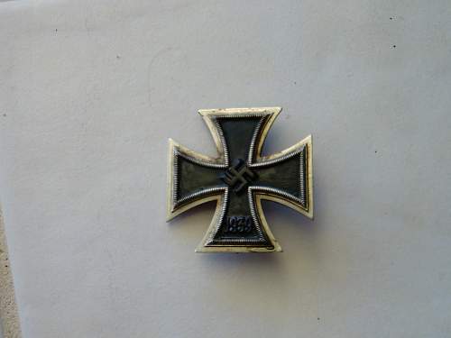 Eisernes Kreuz 1.Klasse, non magnetic, intact clasp identification help please. Is it a fake?