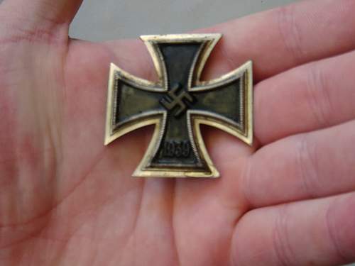 Eisernes Kreuz 1.Klasse, non magnetic, intact clasp identification help please. Is it a fake?