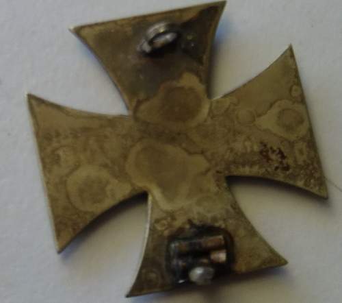 Eisernes Kreuz 1.Klasse, non magnetic, intact clasp identification help please. Is it a fake?