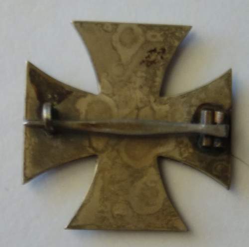 Eisernes Kreuz 1.Klasse, non magnetic, intact clasp identification help please. Is it a fake?