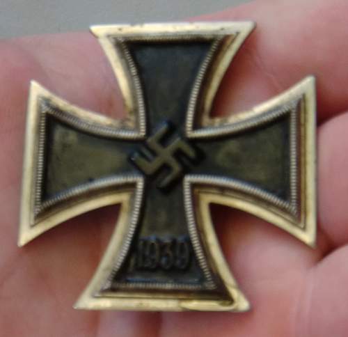 Eisernes Kreuz 1.Klasse, non magnetic, intact clasp identification help please. Is it a fake?