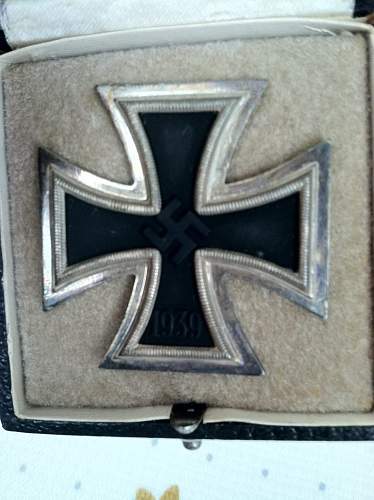 Eisernes Kreuz vom Opa und another.