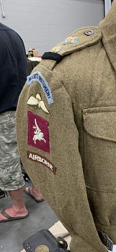 Loops on Airborne Battledress epaulettes