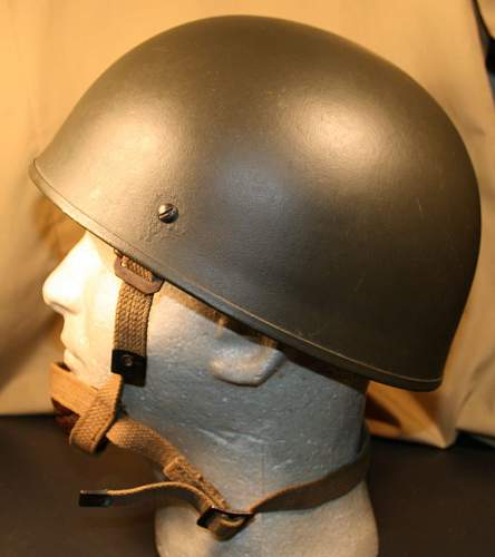 A paratrooper helmet dated 1972, but which country? Help please