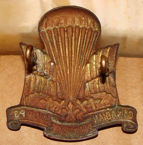 1st Canadian Parachute Corps Cap Badge good ?