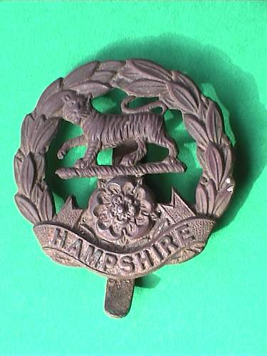 Some idea about this english cap badge?