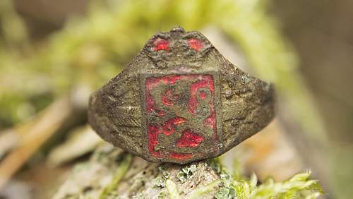 German porcelain fragments  and makers marks on other items  from conflict archaeology excavation in Finland