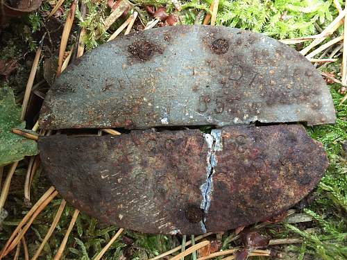 German porcelain fragments  and makers marks on other items  from conflict archaeology excavation in Finland