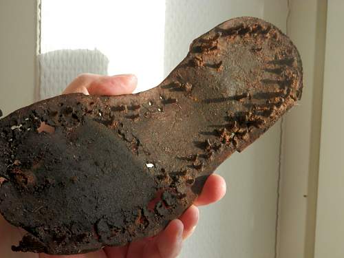 German porcelain fragments  and makers marks on other items  from conflict archaeology excavation in Finland