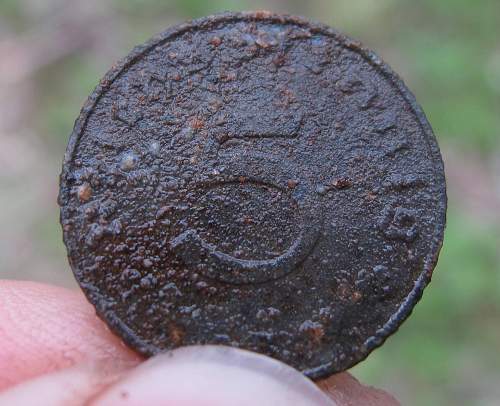 German porcelain fragments  and makers marks on other items  from conflict archaeology excavation in Finland