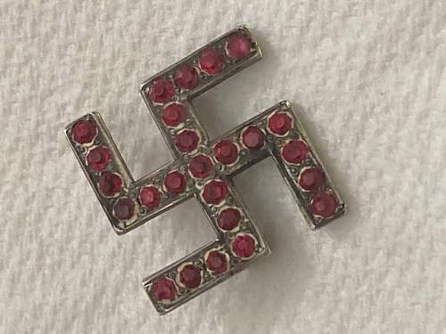 Swastika Pin - Biker-Fantasy piece ?