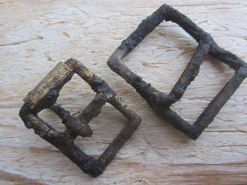 German porcelain fragments  and makers marks on other items  from conflict archaeology excavation in Finland