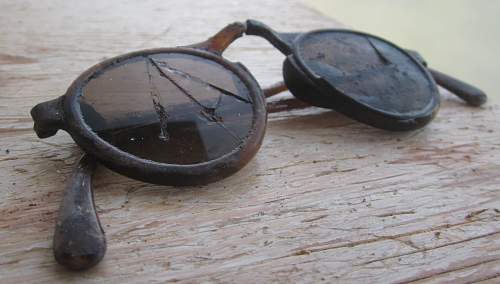 German porcelain fragments  and makers marks on other items  from conflict archaeology excavation in Finland