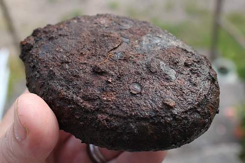 German porcelain fragments  and makers marks on other items  from conflict archaeology excavation in Finland