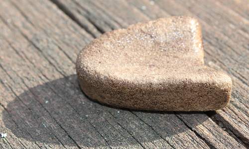 German porcelain fragments  and makers marks on other items  from conflict archaeology excavation in Finland