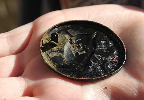 German porcelain fragments  and makers marks on other items  from conflict archaeology excavation in Finland