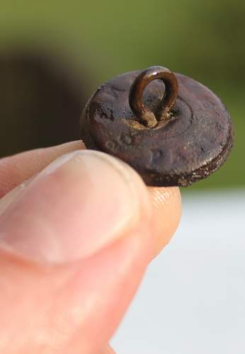 German porcelain fragments  and makers marks on other items  from conflict archaeology excavation in Finland