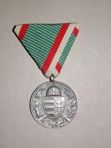 Hungarian post WW1 Commemorative Medal for combatants (Haborús Emlékérem kardokkal és sisakkal)