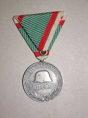 Hungarian post WW1 Commemorative Medal for combatants (Haborús Emlékérem kardokkal és sisakkal)