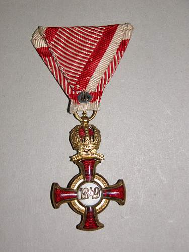 Golden Cross of Merit with Crown, on wartime ribbon with swords (Goldenes Verdienstkreuz mit Krone, am Kriegsband mit Schwertern) by Wilhelm Kunz of Vienna.