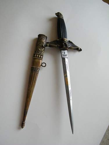 Can anyone please help me identify this dagger!