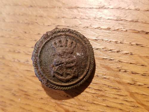 Looking to ID ground dug WWII naval button