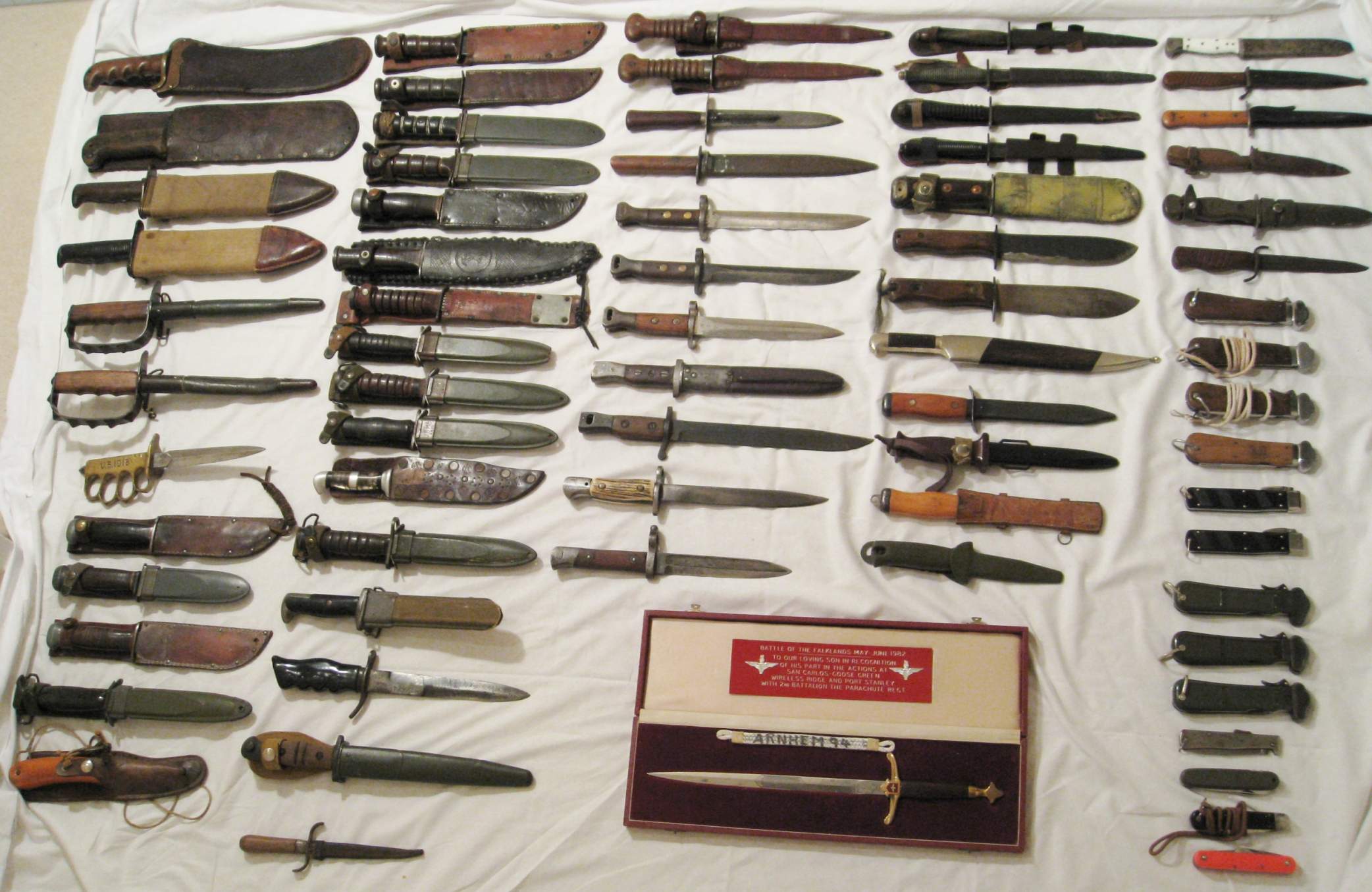 https://www.warrelics.eu/forum/attachments/bayonets-trench-knives-world/171146d1295224960-my-knife-collection-281.jpg