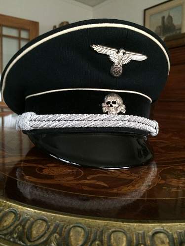 Black SS senior leader cap: horrid image, close your eyes before you click!