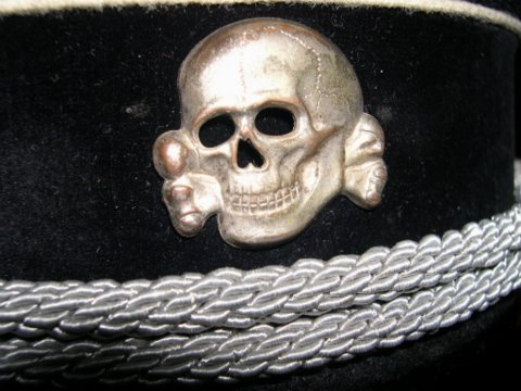 Black SS senior leader cap: horrid image, close your eyes before you click!