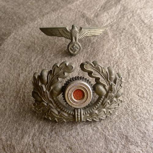 Unmarked one piece cockade and cap eagle, brass pins, very curved eagle?