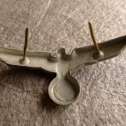 Unmarked one piece cockade and cap eagle, brass pins, very curved eagle?