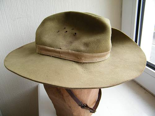 British slouch hat with unusual badge