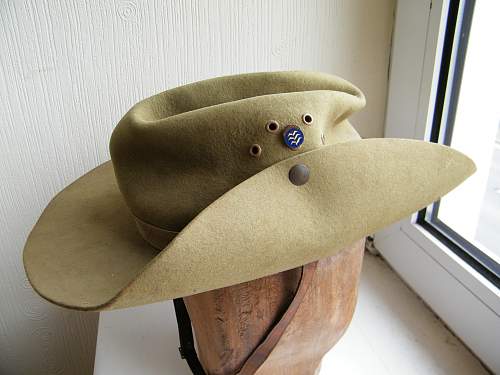 British slouch hat with unusual badge