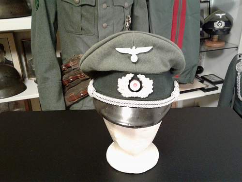 Heer officer visor caps.