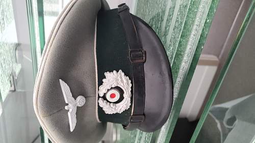 Could anyone help me please as to this NCOs/EMs Heer visor cap? Many thanks