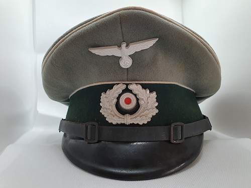 Could anyone help me please as to this NCOs/EMs Heer visor cap? Many thanks