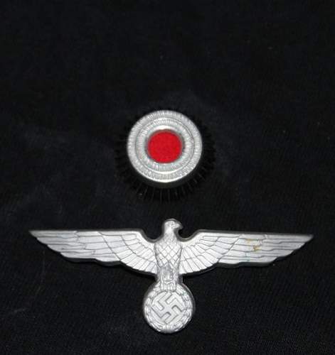 Heer metal cap insignia.