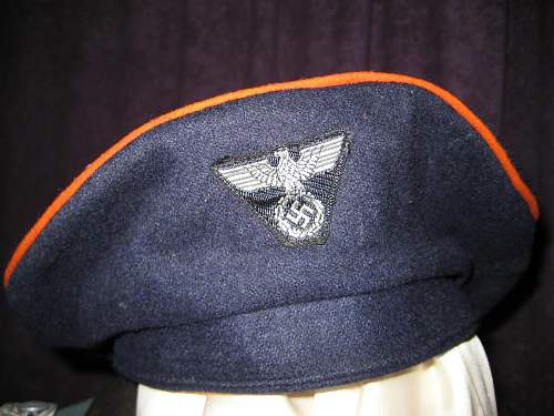 Odd insignia’s Pairing on a Schutzmütze.