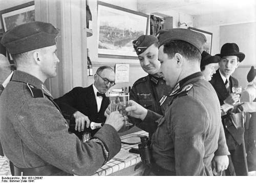 History of the Wehrmacht soft headgear in period photos...